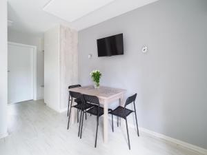 Televízia a/alebo spoločenská miestnosť v ubytovaní Parkova Apartamenty