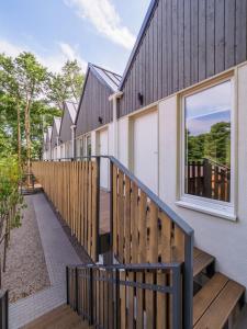 eine Reihe von Häusern mit einer Holzterrasse in der Unterkunft Parkova Apartamenty in Międzywodzie