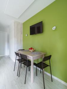 Televízia a/alebo spoločenská miestnosť v ubytovaní Parkova Apartamenty