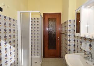 A bathroom at La Piccola Bellagio