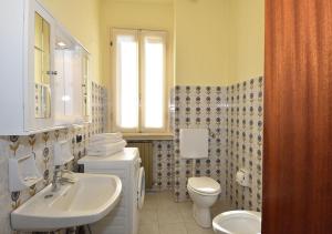 A bathroom at La Piccola Bellagio