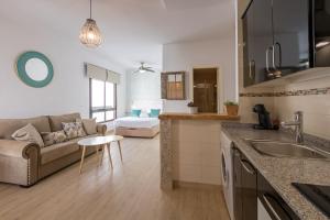 Kuchyňa alebo kuchynka v ubytovaní Santa Marina Central Loft by Valcambre