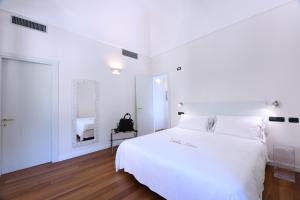Ένα ή περισσότερα κρεβάτια σε δωμάτιο στο Villa Lara Hotel