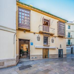 un edificio con balcones en un lateral en CASA MIRAFLORES en Málaga