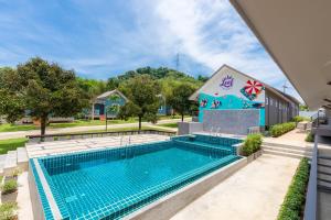una imagen de una piscina en una casa en Be Leaf Resort SHA, en Thalang