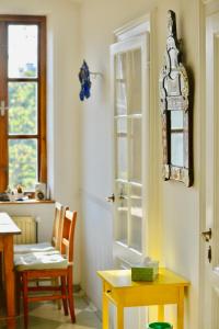 Habitación con mesa, puerta, mesa y sillas. en Vienna's Most Charming Home, en Viena