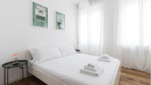A bed or beds in a room at Italianway - De Cristoforis 12 Flat