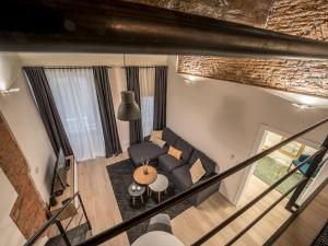 vista sul soffitto di un soggiorno con divano e tavolo di My Luxury Suites - Standard a Savona