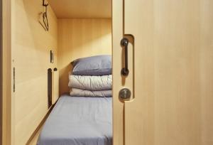 Ein Bett oder Betten in einem Zimmer der Unterkunft THE CAPSULE Myeongdong