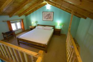 - une chambre avec un lit et des escaliers dans l'établissement FOUFAS HOUSES, à Paralio Astros