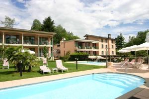 Piscina de la sau aproape de Hotel & Spa Cacciatori