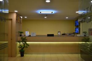 una zona de espera de un hospital con mostrador de recepción en Uptown Hotel Kajang, en Kajang