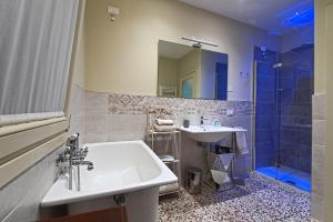 A bathroom at 28 Alla Rotonda Még 21 kép
