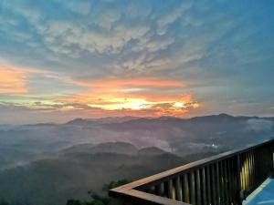 uma vista para o pôr-do-sol a partir de uma varanda de uma montanha em Kairos Villa em Seremban