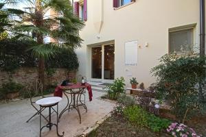 A garden outside 28 Alla Rotonda