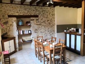 - une salle à manger avec une table et des chaises en bois dans l'établissement Anjou Golf and Country Club, à Champigné