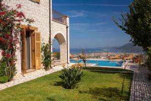 a villa with a view of a swimming pool at Villa Rubini in Lefkada Town