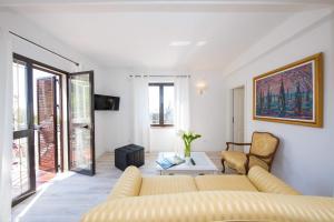 sala de estar con sofá y mesa en Villa Dard, en Dubrovnik