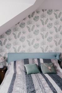 a bedroom with a bed with a floral wallpaper at JAM Luxury Apartment in Győr