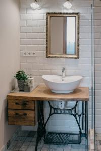 W łazience znajduje się umywalka i lustro. w obiekcie JAM Luxury Apartment w Győr