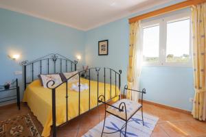 Ένα ή περισσότερα κρεβάτια σε δωμάτιο στο Holiday Home Es Figueral den Vicens