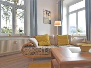uma sala de estar com um sofá e duas janelas em Excellent Villa in Borstendorf with Garden em Grünhainichen