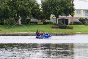 eine Gruppe von Menschen auf einem Jet-Ski im Wasser in der Unterkunft Summer Bay Orlando by Exploria Resorts in Orlando