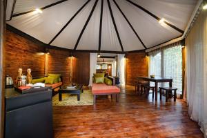 Zona d'estar a The Pavilions Himalayas Lake View