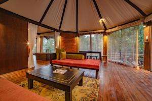 The Pavilions Himalayas Lake View的休息区