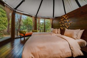 The Pavilions Himalayas Lake View客房内的一张或多张床位