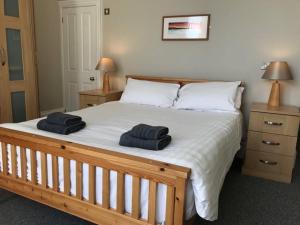 A bed or beds in a room at Cannon House