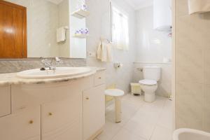 Ένα μπάνιο στο Holiday Home Es Figueral den Vicens +23 φωτογραφίες