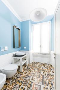 a bathroom with a toilet and a sink at Parisii Luxury Relais Rome-Fontana di Trevi in Rome +40 photos