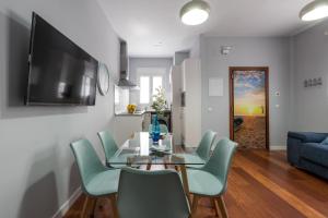 Televízia a/alebo spoločenská miestnosť v ubytovaní Premium Mediterraneo Beach, Malaga Apartamento junto a la playa