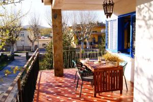 terraza de madera con mesa y sillas en el balcón en Apartamento con encanto l'Estany 2, en Banyoles