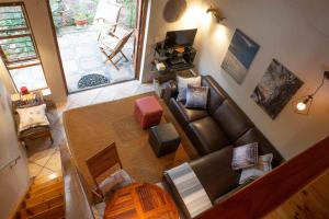 uma vista superior de uma sala de estar com um sofá em Theebos em Strand