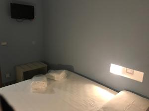 Un pat sau paturi într-o cameră la Perla Bianca