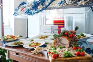 a table with a turkey and plates of food at Grand Hotel Il Ninfeo in Gaeta
