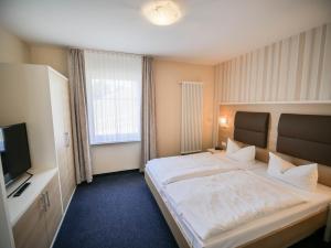 Postel nebo postele na pokoji v ubytování Wald-Hotel