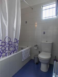 łazienka z toaletą, wanną i zasłoną prysznicową w obiekcie A&G APARTMENT w Atenach