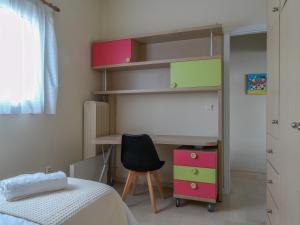 1 dormitorio con cama, escritorio y silla en A&G APARTMENT, en Atenas