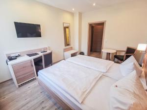 Postel nebo postele na pokoji v ubytování Wald-Hotel
