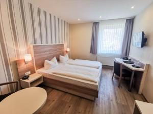 Postel nebo postele na pokoji v ubytování Wald-Hotel