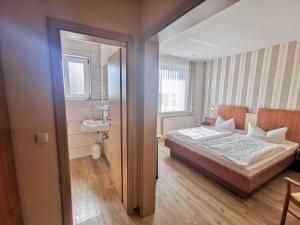 Postel nebo postele na pokoji v ubytování Wald-Hotel