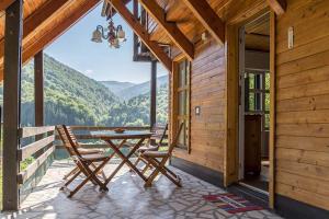 een patio met een tafel en stoelen op een balkon bij Florile Bucegilor in Sinaia