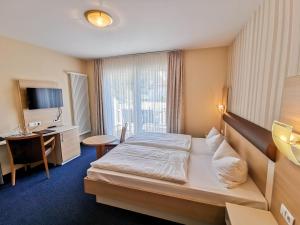 Postel nebo postele na pokoji v ubytování Wald-Hotel