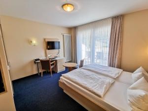 Postel nebo postele na pokoji v ubytování Wald-Hotel