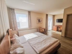 Postel nebo postele na pokoji v ubytování Wald-Hotel