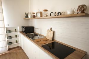 una cucina con lavandino e piano di lavoro di 4B B&B a Fasano