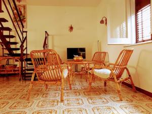 ein Wohnzimmer mit 3 Stühlen und einem Tisch in der Unterkunft Casa al Mulino in San Vito lo Capo